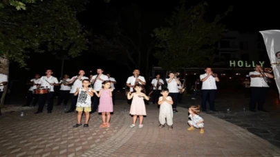 Tatilciler sokak konseriyle coştu