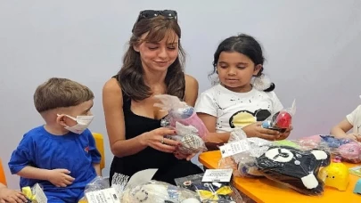 Ünlü oyuncu Aslıhan Malbora tedavi gören çocuklara bayram için ”Tebessüm Bebekleri” hediye etti.