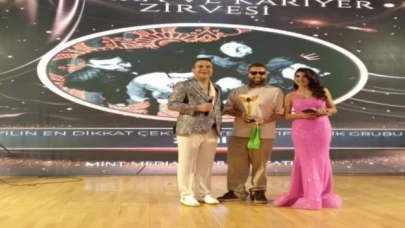 Zemin “Yılın En Dikkat Çeken Alternatif Rock Müzik Grubu” ödülünü aldı!