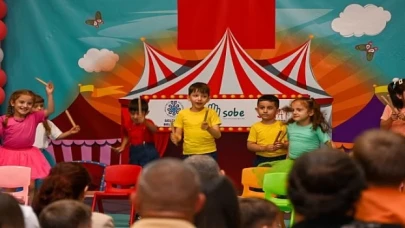 Aile ve Sosyal Hizmetler Bakanı Mahinur Özdemir Göktaş, SOBE’deki öğrencilerin mezuniyet coşkusuna ortak oldu