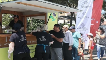 Aydın Büyükşehir Belediyesi, sıcak havaların etkili olduğu bu günlerde kent genelinde vatandaşların serinlemesi için limonata dağıtımı gerçekleştirdi