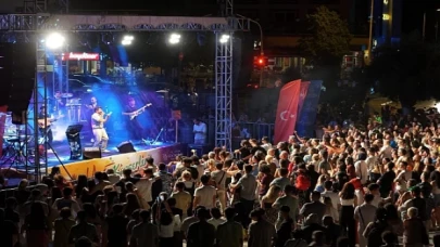 Aydın Büyükşehir Belediyesi ve Kuşadası Belediyesi, ortaklaşa düzenledikleri yaz konserleri ile vatandaşları kültür ve sanat etkinlikleriyle buluşturmayı sürdürüyor
