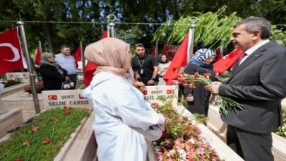 Bakan Tekin 15 Temmuz şehitleri için Karşıya Mezarlığı’nda