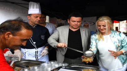 Başkan Aydın, kazanın başına geçti aşure dağıttı