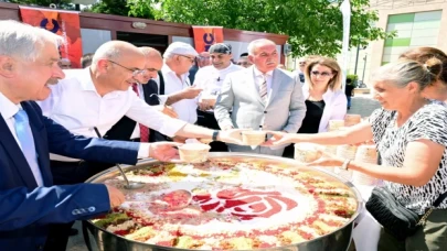 Başkan Sami Er, aşure dağıtım programında vatandaşlarla buluştu