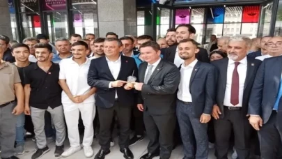 CHP Genel Başkanı Özgür Özel, Bursa’da Osmangazi Meydanı’nı gezdi