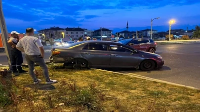 Düzce’de iki otomobil çarpıştı... Araçlar kullanılamaz hale geldi