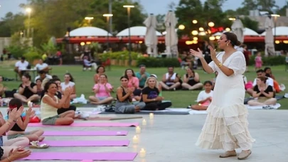 Gençler Konyaaltı’nda yoga ile buluştu