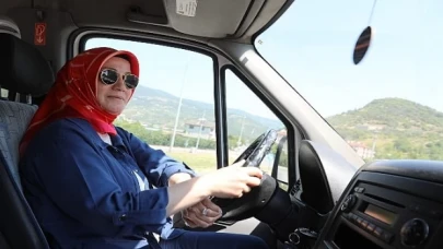 Geyve Belediyesi Garaj Amirliği’nin ilk kadın belediye otobüs şoförü Nebahat Çakır sefere başladı