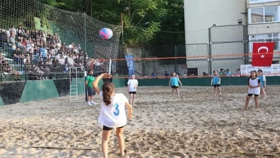 Gölcük Belediyesi yaz spor etkinlikleri kapsamında düzenlenen Play Voleybolu Turnuvası, 19 Temmuz Cuma akşamı başlıyor