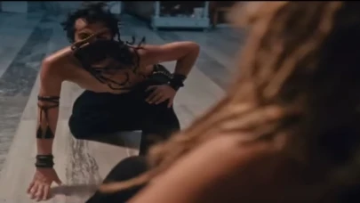 Gülben Ergen ’Nanik’te zenne oynattı