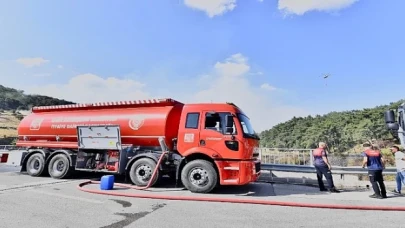 İzmir İtfaiyesi Bornova’daki yangına müdahale ediyor