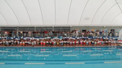 İzmit Belediyesi ile yüzme öğrenen minik yüzücüler sertifikalarını aldı