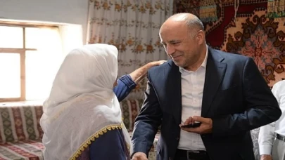 Kahramankazan Belediye Başkan Yardımcısı Cemal Öztürk, İçören Mahallesi’nde yaşayan ulu çınarları ziyaret etti