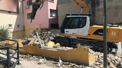 Kamu arazisine inşa edilen gecekondu yıkıldı