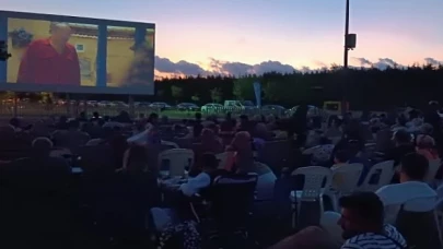 Kartepe Belediyesi tarafından geleneksel hale getirilen “Yazlık Sinema Günleri” “Bursa Bülbülü” komedi filmiyle sezonu açtı