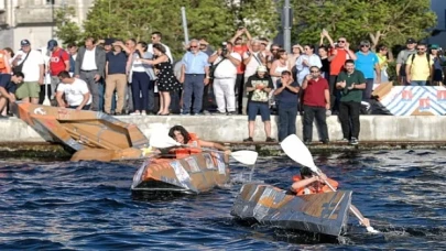 Karton tekneler İzmir Körfezi’nde kıyasıya yarıştı