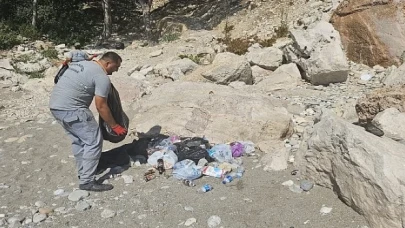 Kemer Belediyesi koylarda temizlik yaptı