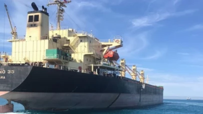 Kuru yük gemisi İstanbul Boğazı’nda arıza yaptı! Karaya sürüklendi