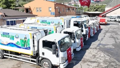 Mudanya Belediyesi yaz aylarının gelmesiyle birlikte temizlik hizmetlerini daha hızlı ve verimli hale getirmek amacıyla araç filosuna yeni çöp kamyonları ekledi