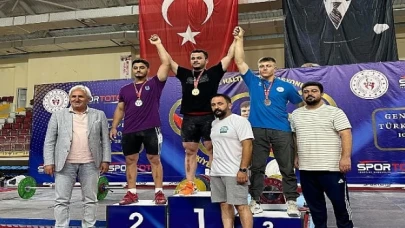 Nevşehir Belediyesi sporcusu Serdar Benli, Gençler Kulüpler Türkiye Halter Şampiyonası’nda toplamda 268 kg kaldırarak Türkiye üçüncüsü olmayı başardı