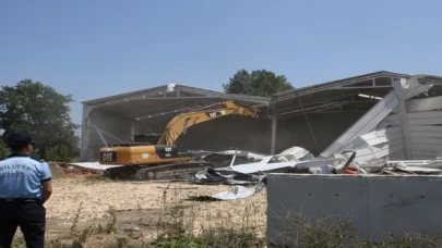 Nilüfer Tahtalı’da iki kaçak yapıya daha balyoz