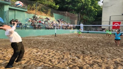 Plaj voleybolu turnuvası bu yıl rekor katılımla başladı
