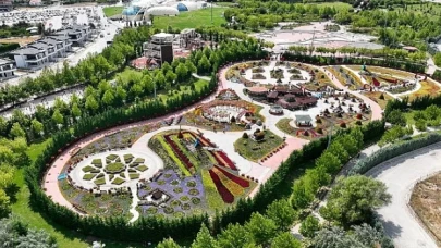 Selçuklu Çiçek Bahçesi 27 tür, 60 çeşitte 395 bin adet çiçekle ziyaretçilerini mest ediyor