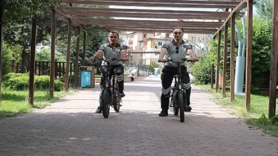 Sivas’ta park-bahçe ve mesire alanlarının güvenliğini sağlayan Belediye bünyesindeki güvenlikçiler, görevlerini artık elektrikli bisiklet ve scooterlar ile yapıyor