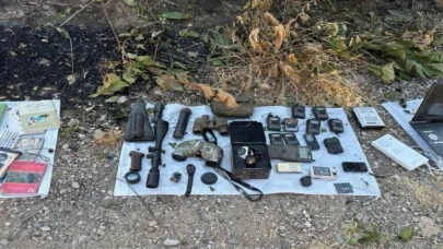 Teröristlerce tuzaklanan evlerde silah ve mühimmat ele geçirildi