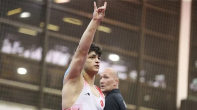 U20 Avrupa şampiyonu olan milli güreşçi Alperen Berber zaferini bozkurt işaretiyle kutladı