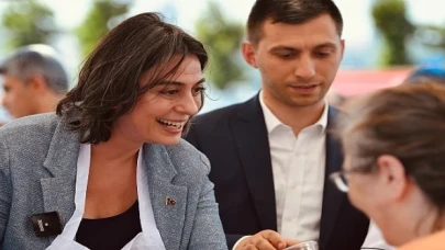 Üsküdar Belediye Başkanı Sinem Dedetaş, Muharrem Ayı dolayısıyla düzenlenen programda vatandaşlara aşure ikramında bulundu