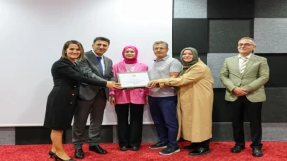 Vali Aygöl başarılı öğrencileri tebrik etti.