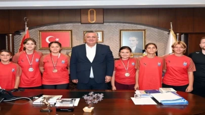 Yalovalı başarılı güreşçilerden Başkan Gürel’e ziyaret