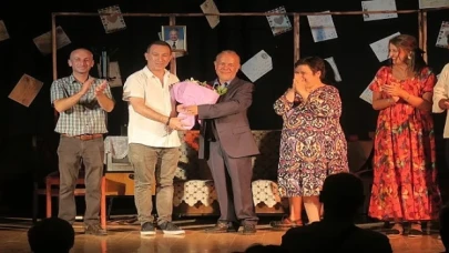 Foça Belediye Tiyatrosu, 'Rumuz Goncagül’ oyunu ile izleyicilerden büyük alkış topladı.