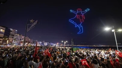 İzmir’de 30 Ağustos coşkusu dron gösterisi ile taçlandı 500 dron Körfez’de görsel şölen yaşattı