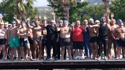 İzmit Körfezi’nde 'Büyük Zafer’in coşkusu;  Yüzücüler mavi sularda hedefe kulaç attı