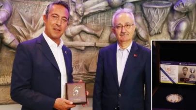Lefter Küçükandonyadis’in hatıra parası Fenerbahçe Kulübü Başkanı Ali Koç’a hediye edildi
