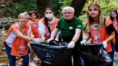 Dünya Temizlik Günü’nde doğada 2 kamyon çöp topladılar