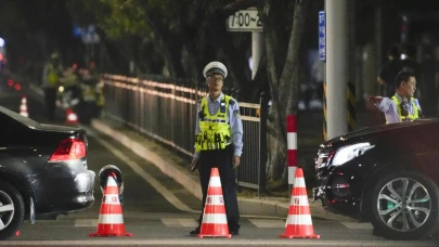 Çin'de araç kalabalığın arasında daldı, 35 kişi öldü!