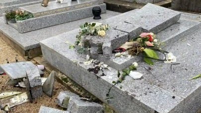 Fransa'da aşırı sağcı Le Pen'in mezarına balyozlu saldırı