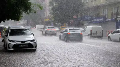 İstanbul’da sağanak yolda çökme meydana getirdi: Taksi takla attı, sürücü yaralandı