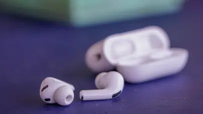 Apple’dan hareketle kontrol edilebilen kameralı AirPods Pro geliyor