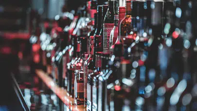 Sahte içki alarmı: Metanol zehirlenmelerine karşı 8 ülke risk listesinde