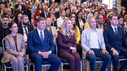 CHP Genel Merkezi'nden İzmir'de çocuk mesajı