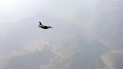 Cumhurbaşkanı Erdoğan Umman’da törenle karşılandı: Uçaklara savaş jetleri eşlik etti