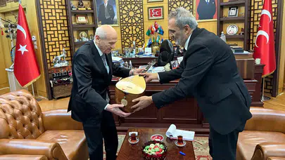 Bahçeli'yi ziyaret eden Yavuz Bingöl bağlamasını hediye etti