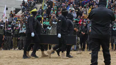 Hamas, İsrailli esirlerin naaşlarını teslim etmeye başladı