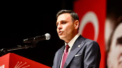 CHP İstanbul İl Başkanı Özgür Çelik mazbatasını alıyor