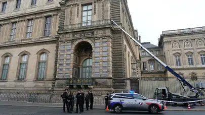 Louvre Müzesi’ne silahlı soygun: Paha biçilemez mücevherler çalındı